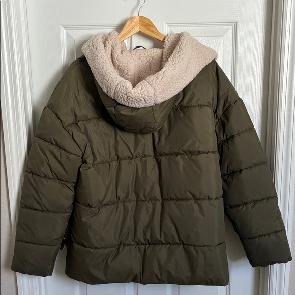 a.n.a Dark Green Puffer Jacket with Light Beige Lining size Large - Picture 3 of 7